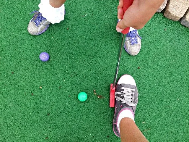 How to hit a mini golf ball