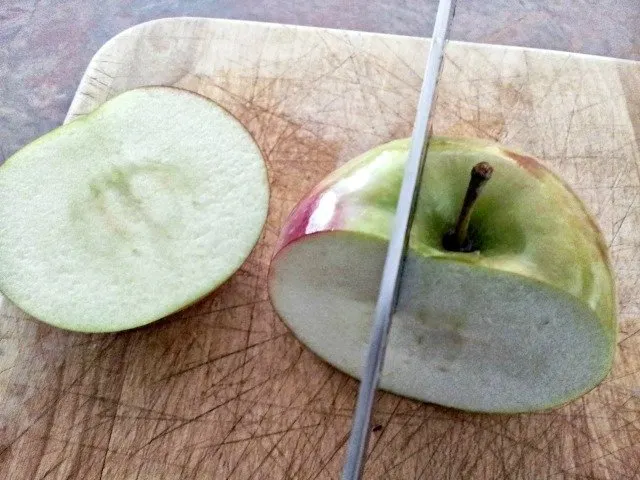 Cutting apple to core it naturally