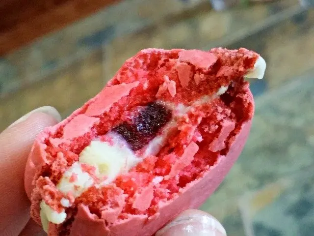 Raspberry gel inside the macaroon - yum!