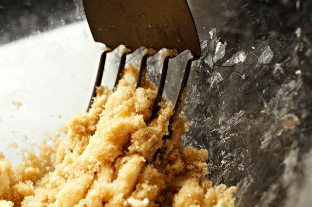 Mix butter and sugar together with pastry cutter