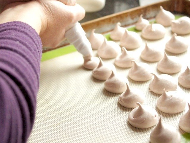 Pipe meringues near each other