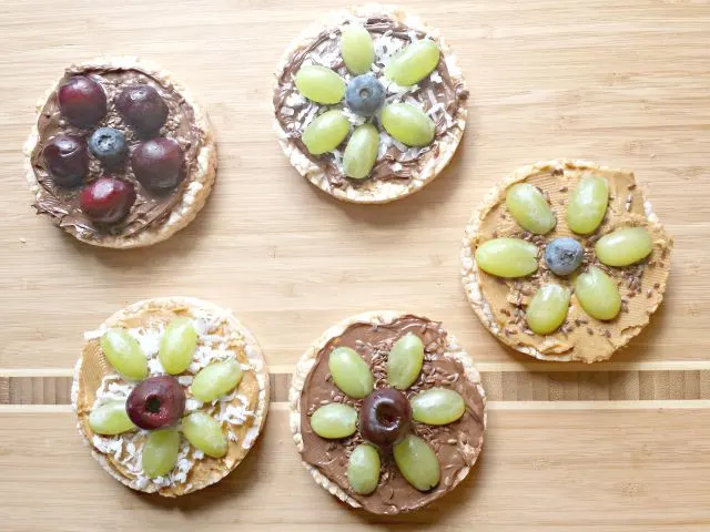 Fun flower snacks with rice cakes and fruit