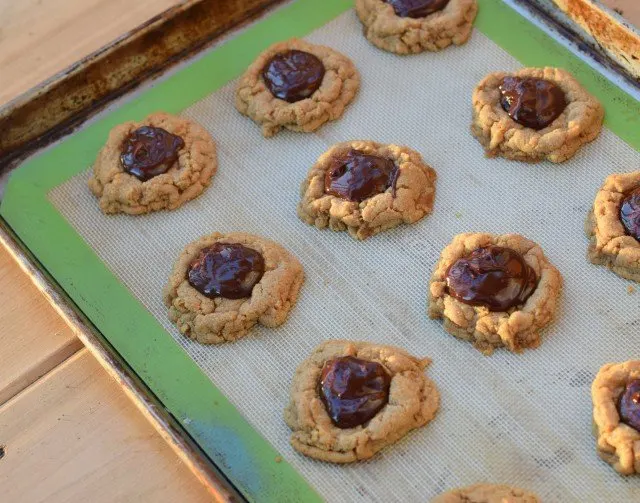Add chocolate ganache to cookies