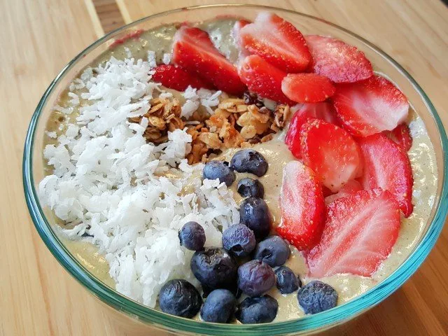 Enjoy a healthy breakfast with an easy smoothie bowl