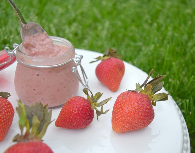 Homemade strawberry curd as a snack