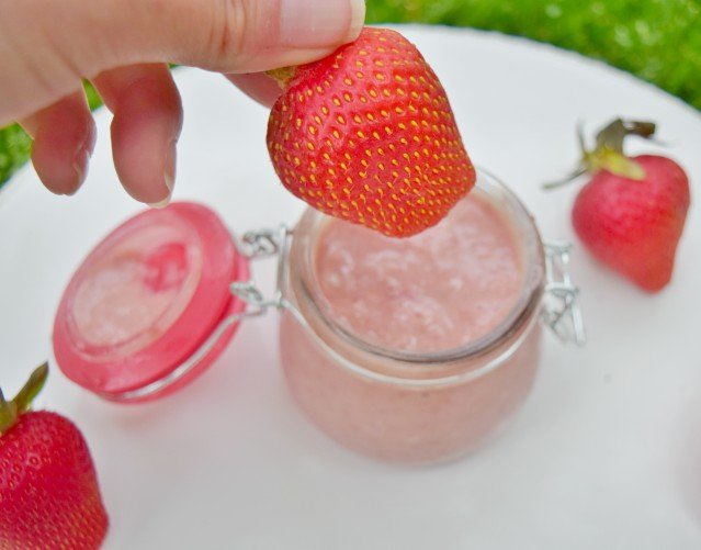 Homemade strawberry curd dipped with strawberries
