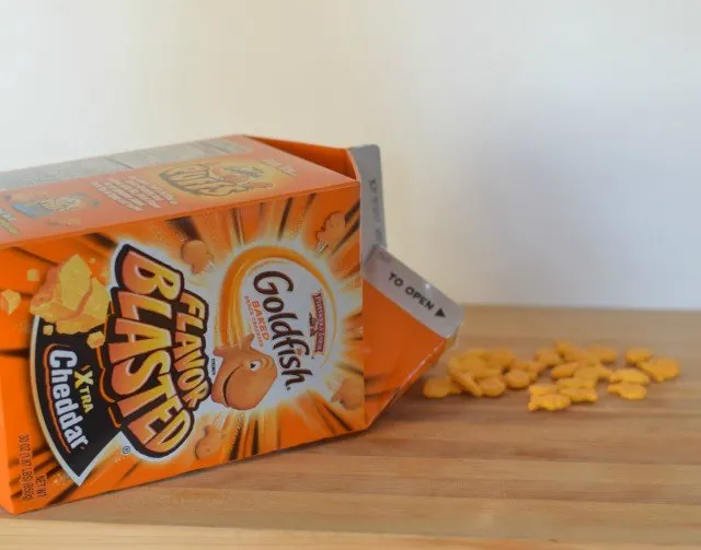 Goldfish crackers extra cheddar flavor