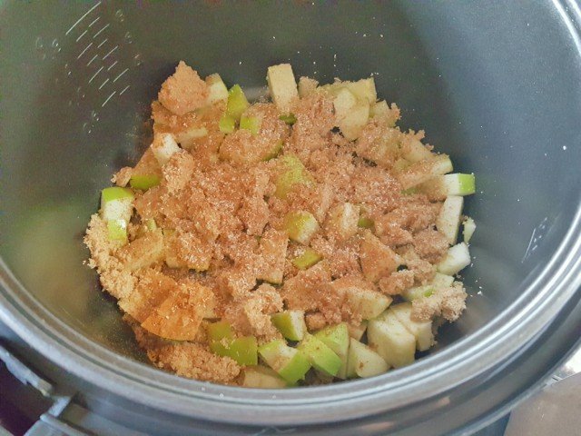 Add apples and spices to rice cooker
