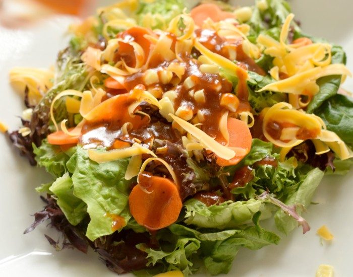 https://honestandtruly.com/wp-content/uploads/2017/01/Delicious-healthy-salad-with-homemade-bbq-vinaigrette-recipe-700x550.jpg