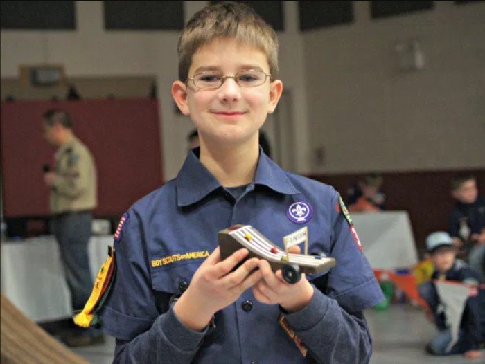 Pinewood Derby car designed to look like the Pinewood Derby track