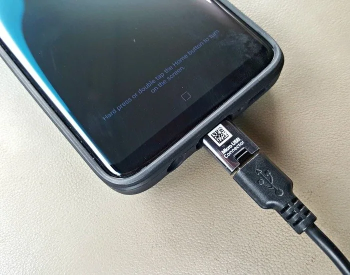 Samsung Galaxy S8 gives a USB C adapter