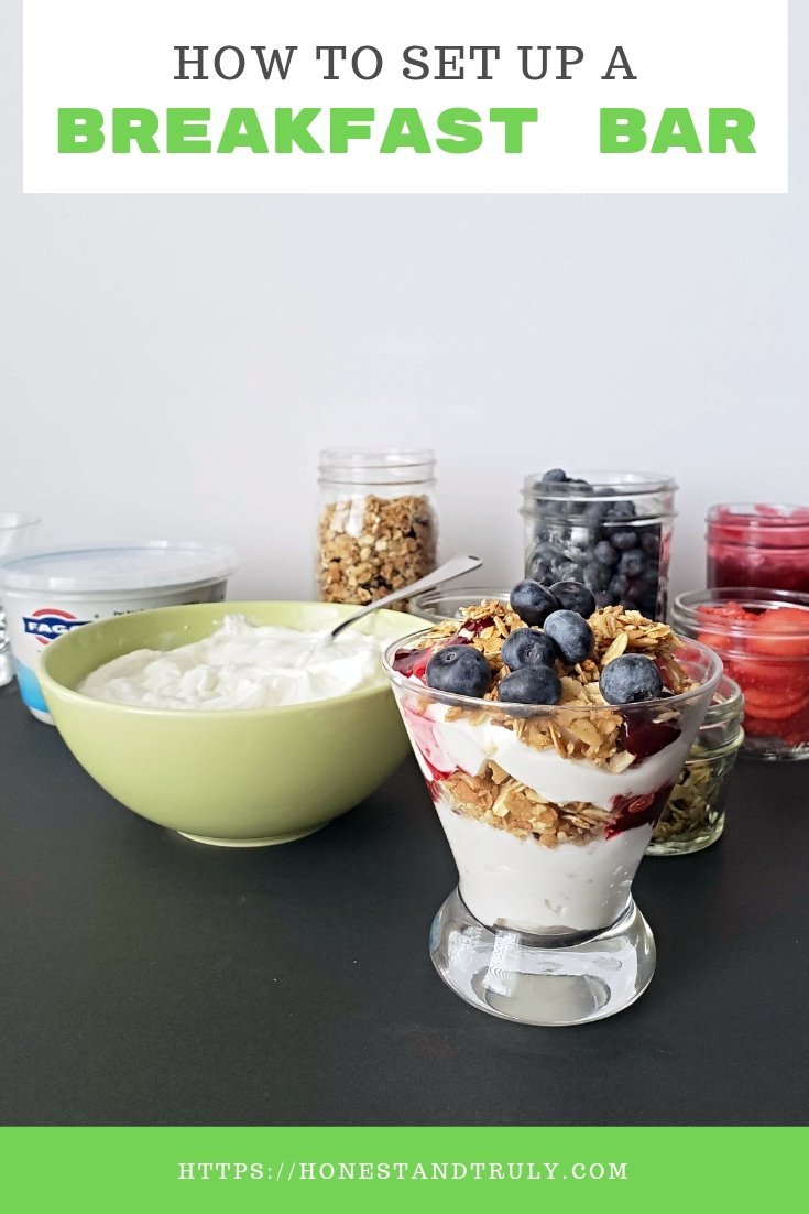 How to set up a breakfast bar, a perfect morning for friends and family. Find the perfect toppings to enjoy with your yogurt bar, a delicious brunch alternative.