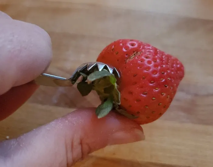Hull strawberries
