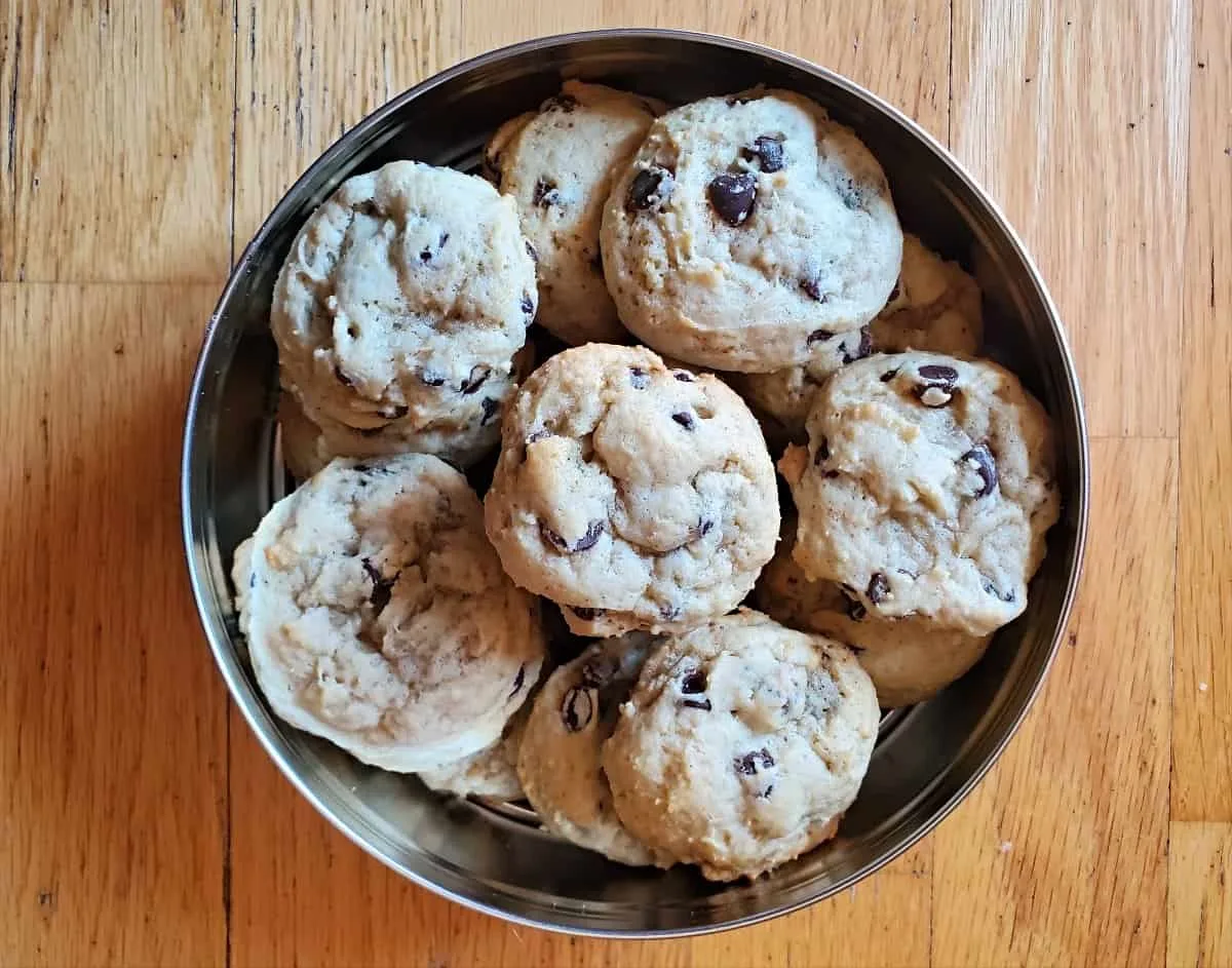 https://honestandtruly.com/wp-content/uploads/2021/03/Tin-of-chocolate-chip-cookies.jpg.webp